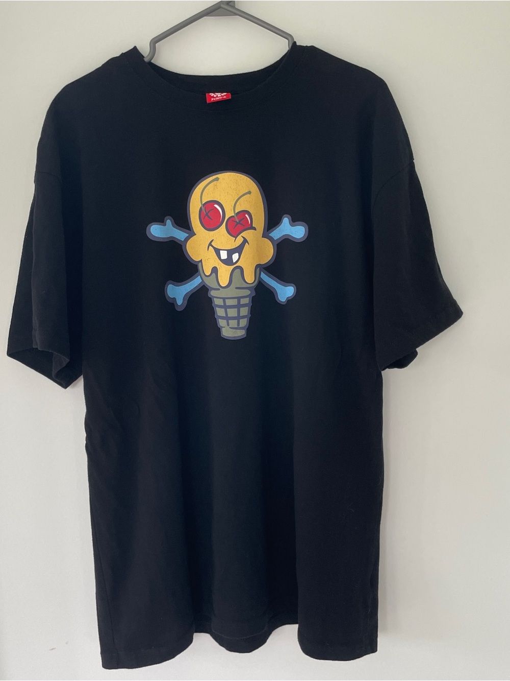 🍦ICECREAM CONES & BONES TSHIRT XL